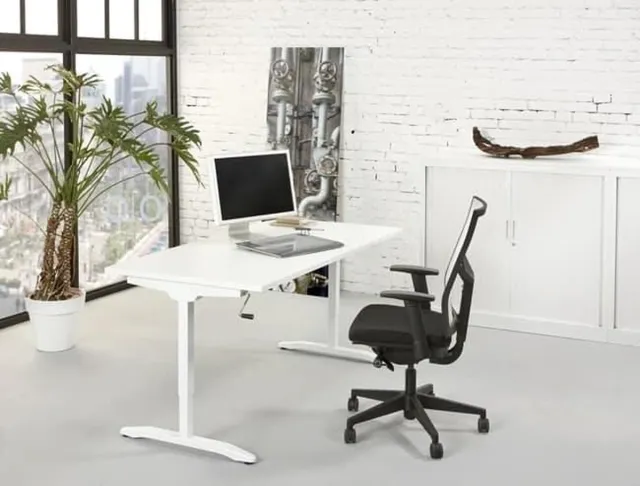 ABC Kantoormeubelen Slinger verstelbaar zit/zit bureau NLST breed 140CM diep 80 cm bladkleur Kersen framekleur Zwart (RAL9005) Zwart (RAL9005)/Kersen