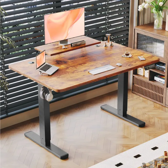 Devoko Elektrisch Zit-Sta Bureau met Monitorstandaard – 140 × 60 cm (B × D) – Stille Motor, Anti-collisionfunctie, 2 Geheugenstanden en LED-display – Draagvermogen 75 kg – Bruin