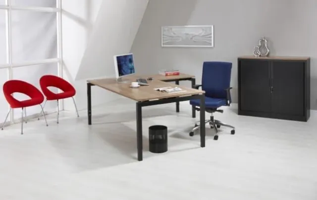 ABC Kantoormeubelen Hoogte verstelbaar hoekbureau Kubus breed 180CM diep 160CM bladkleur Licht Eiken framekleur Zwart (RAL9005) wingzijde Links