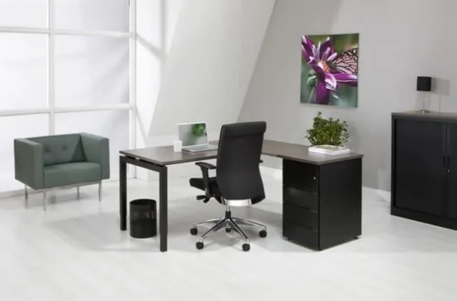 ABC Kantoormeubelen 4-Poots hoekbureau met ladenblok Kubus 180 x160cm Ladeblok 3 lades met pennenlade bladkleur Lichtgrijs framekleur Wit (RAL9010) hoek Rechts Wit (RAL9010)/Lichtgrijs
