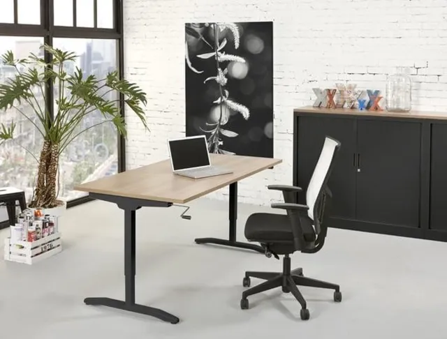 ABC Kantoormeubelen Slinger verstelbaar zit/zit bureau NLST breed 180CM diep 80 cm bladkleur Beuken framekleur Zwart (RAL9005) Zwart (RAL9005)/Beuken