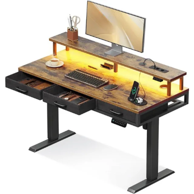 OffiGo Elektrisch Sta Bureau 120 Cm - In Hoogte Verstelbaar Bureau Met Laden En Monitorstandaard - Stopcontacten En LED Lichtlijst - Ergonomische Zit Sta Werkplek - Bruin Bureau Voor Thuiswerk En Kantoor