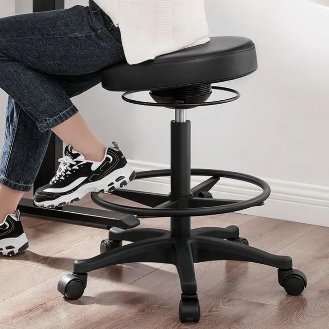 Signature Home Ergonomische Bureaustoel - zit-sta Bureaukruk - Werkkruk hoge zitting - draaibaar en verstelbaar - verstelbare ronde voetensteun - zwart - 81cm